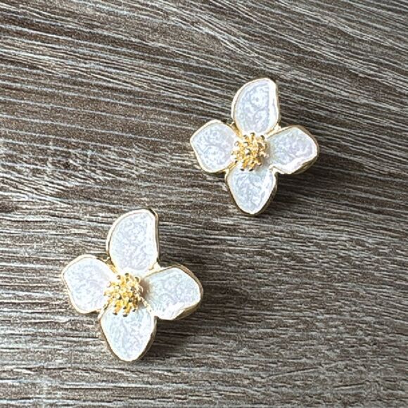 White flower stud earrings A653 - Picture 3 of 5